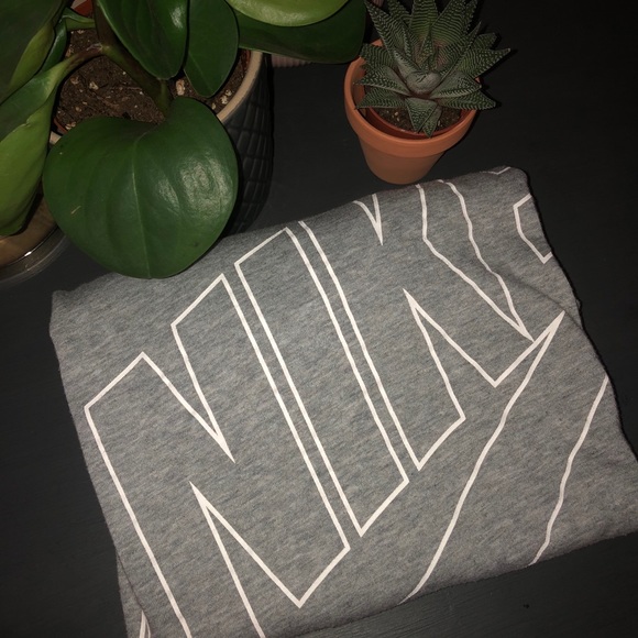 Woman’s Long Sleeve Nike Shirt - Picture 4 of 4